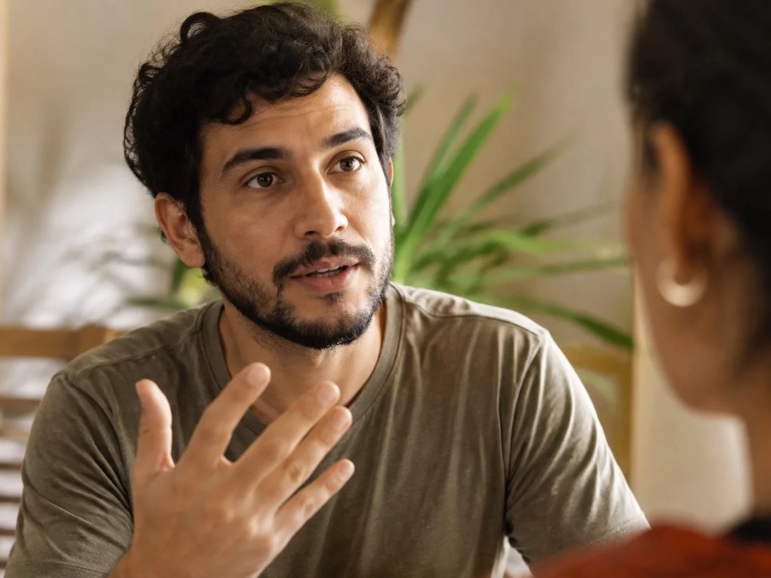 Profissionais numa sala de reunião clara, uma pessoa explicando algo